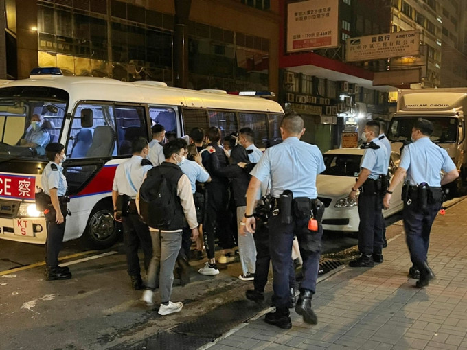 警方在行動中拘捕超過120人。警方圖片