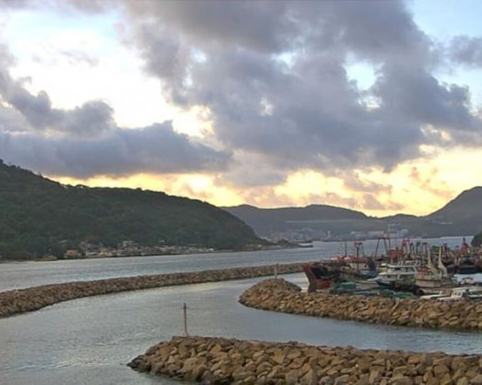 今日多云有骤雨，最高30度。天文台图片