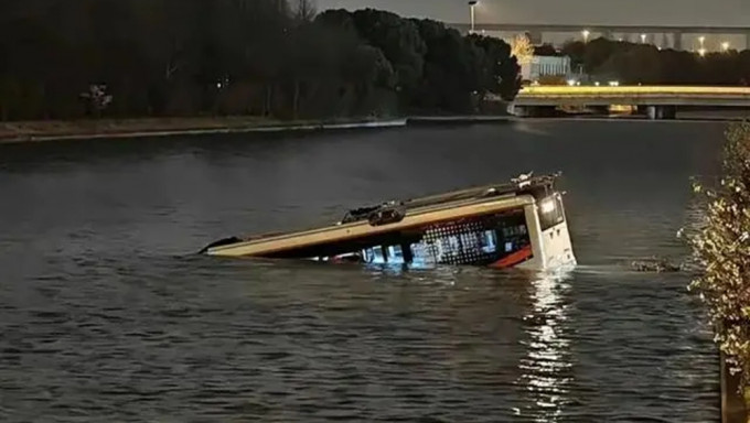 上海巴士堕河凌晨被打捞上岸，车内无乘客，司机被救送院。