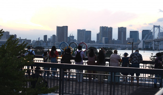 遊人留在橋邊欣賞日落。 特約記者梁彥偉東京直擊