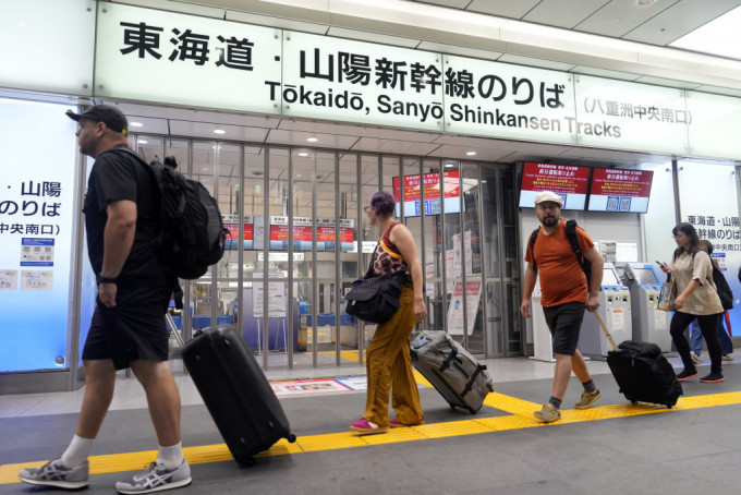 往来东京大阪的东海道新干线周五从首班车起全线停驶。美联社