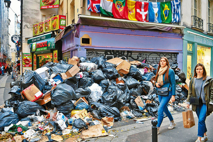 巴黎第五区街上垃圾堆积如山。