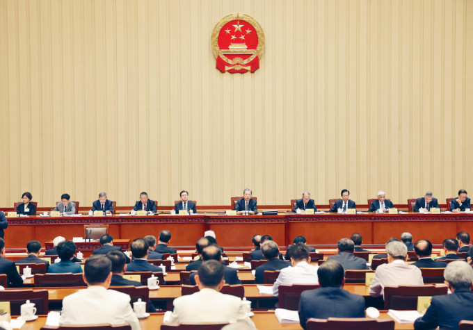 十四屆全國人大常委會第六次會議昨日表決通過《中華人民共和國愛國主義教育法》，明年元旦起實施。