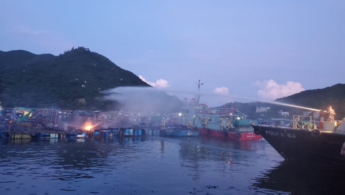 消防轮向起火渔排射水灌救。（图片来源： FB群组「香港突发事故报料区/黄开）