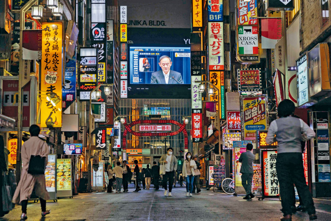 ■東京冷清的街道上，一個大電視播着菅義偉宣布四都府縣延長緊急事態。
