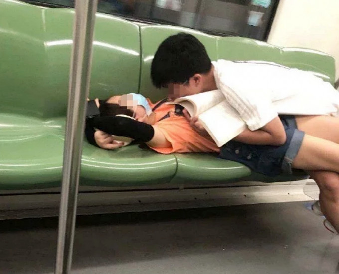 二人躺在地鐵座椅上換了三組姿勢。網圖