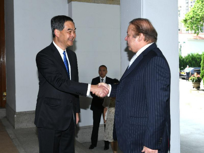 梁振英今早在禮賓府與訪港的巴基斯坦總理謝里夫會面。