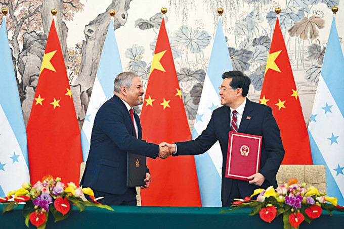 秦剛昨日在北京與洪都拉斯外長雷納交換建交公報。