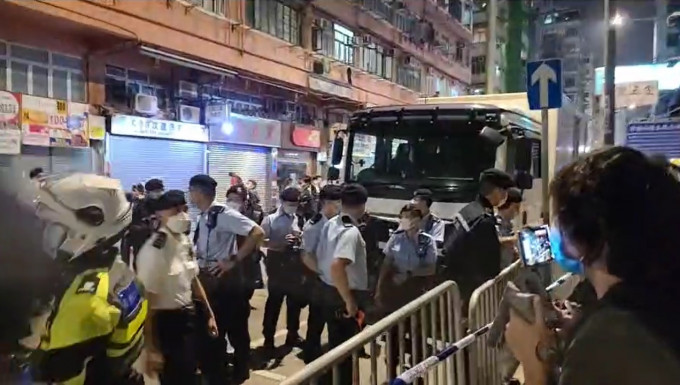 大批警员晚上到碧街和东安街拉起封锁綫。陈凯欣FB截图