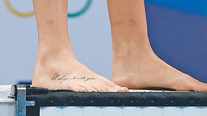 麦姬昂在脚面纹上「我永远与你常在」的字句。