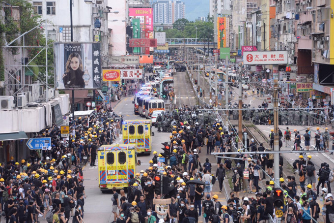 大批示威者不顧反對在元朗衝出馬路