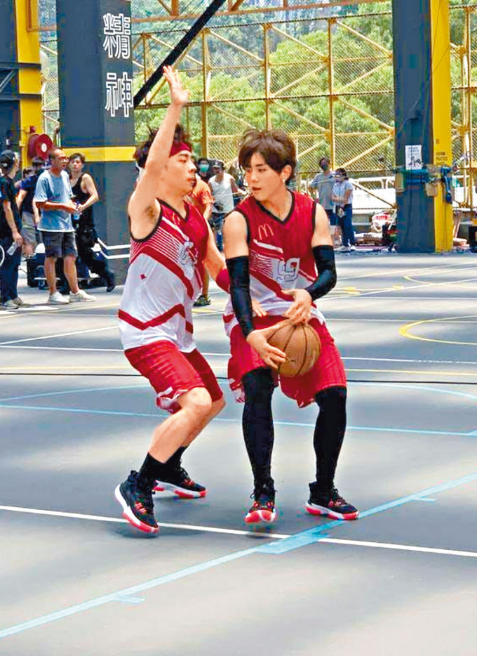 ■姜涛和Edan换上运动服，即落场打篮球，两人全程打得投入，唔止拍广告咁简单！