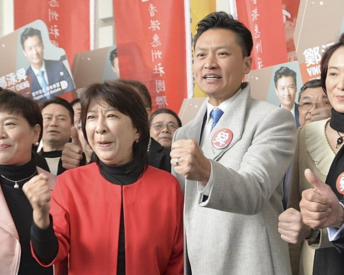 郑泳舜（右）立法会补选报名曾获蒋丽芸撑场地（左）。资料图片