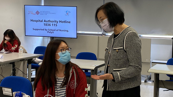 陈肇始到访香港理工大学护理学院，了解其设立的热线支援中心。