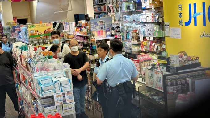 警員在店內調查。