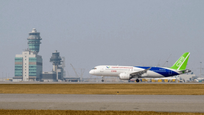國家自主研製的C919及ARJ21飛機，周二首次到訪香港。林世雄網誌