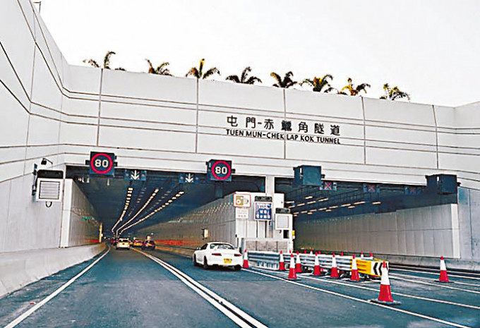 ■屯赤隧道開通一年，車流量為590萬車次。 