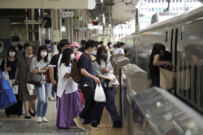 日本防疫措施要求从高风险国家入境者须隔离14天并回报所在地点，但不少人违反防疫规定。AP资料图片