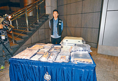高级督察张俊朗，展示检获的毒品与证物。
