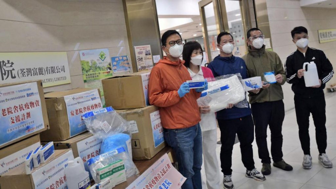 陳恒鑌聯同社區幹事及新冠康復者到護老院送上防疫裝備。