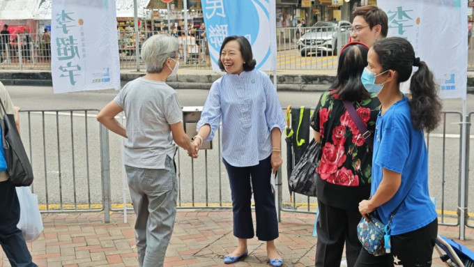 麥美娟到九龍城參與區議員擺街站，收集市民意見聆聽訴求。麥美娟fb