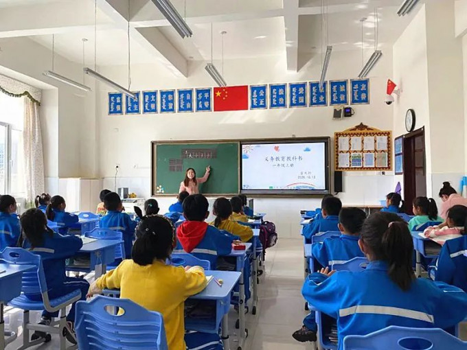 去年起内蒙古民族语言授课学校的小学一年级和初中一年级已开始使用《语文》统编教材。网图