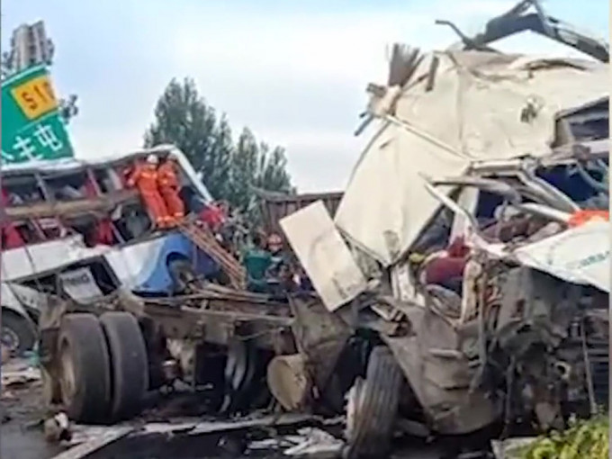 瀋陽貨車駛入對向行車綫與旅巴相撞，致8人死亡。