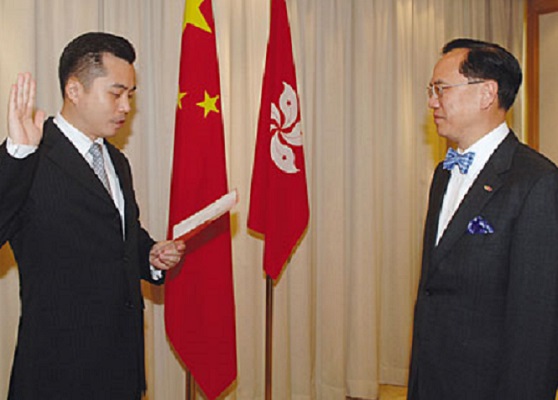 黄仁龙05年上任律政司司长职位，正是时任行政长官曾荫权提名出任的，二人共事七年。资料图片