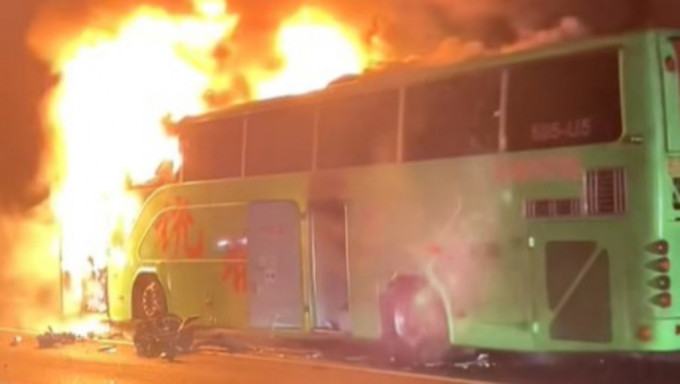 私家車與巴士著火焚燒兩車陷入火海。影片截圖