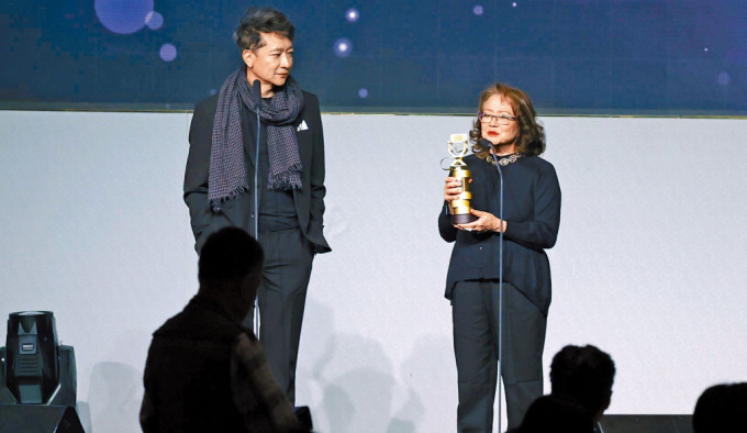 监制黄慧（右）和导演之一郭伟伦，出席领取奖项。