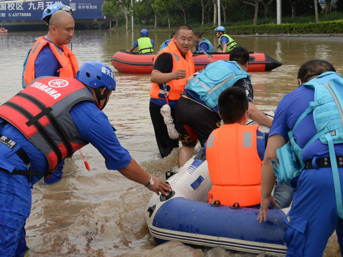 鄭州暴雨成災，已增至51人遇難。新華社圖片
