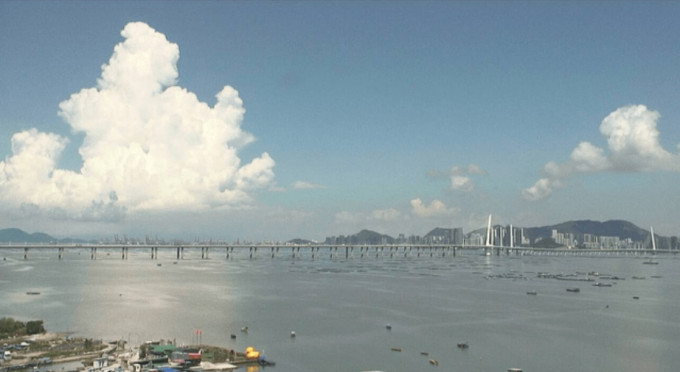 從流浮山向西望去，可見淡積雲發展為濃積雲，再至成熟的積雨雲，對流層頂也見砧狀雲。最後積雨雲消散。天文台