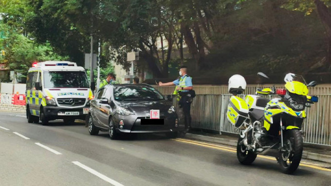警方在葵涌及沙田区一带的热门学车地点共截查9辆车辆，包括私家车、货车及旅游巴士等。警方提供