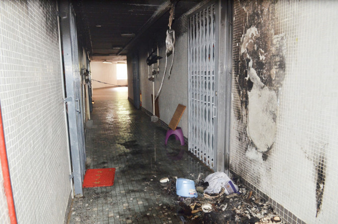 涉案宝林邨走廊遭纵火。资料图片