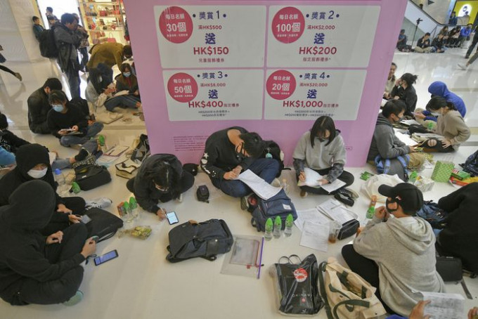 去年12月，數十名中學生響應網上號召沙田新城市廣場「和你溫」行動。