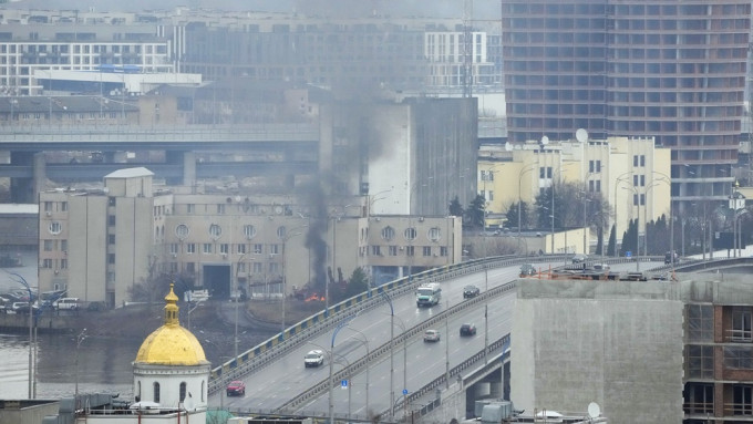 基輔的建築物冒起黑煙。美聯社圖片