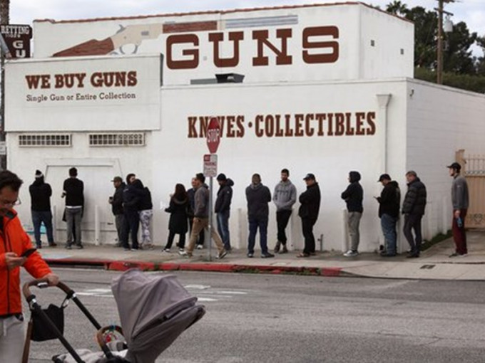 美國1月槍枝銷售量破紀錄達200萬枝。AP