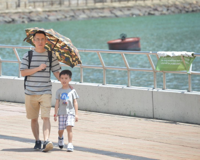 明日「小暑」部分时间有阳光，有骤雨，气温28至32度。