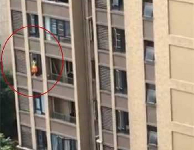 武漢頑童6樓窗外玩耍。網上圖片