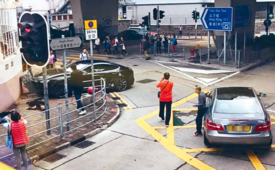 電動車與房車相撞後剷上行人路，三名女途人被撞倒受傷。