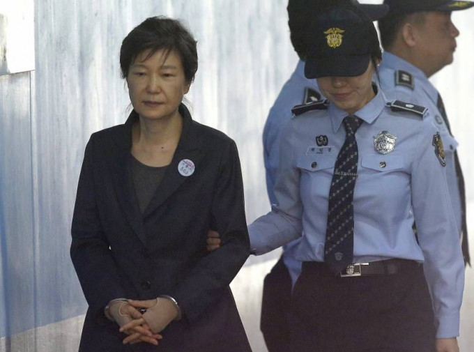 朴槿惠身处的监狱有一名狱警确诊新冠肺炎。AP资料图片