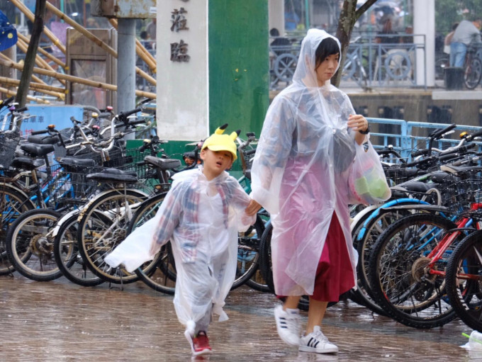 位于珠江口及深圳一带的强雷雨区正向东南移动。