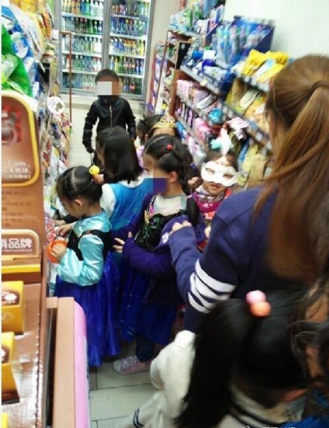 上海有家長萬聖節帶一群兒童到便利店要糖果 。網上圖片