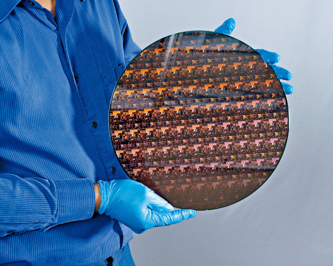 ■IBM人員展示一個晶體圓形片，包含用兩納米技術製成的晶片。