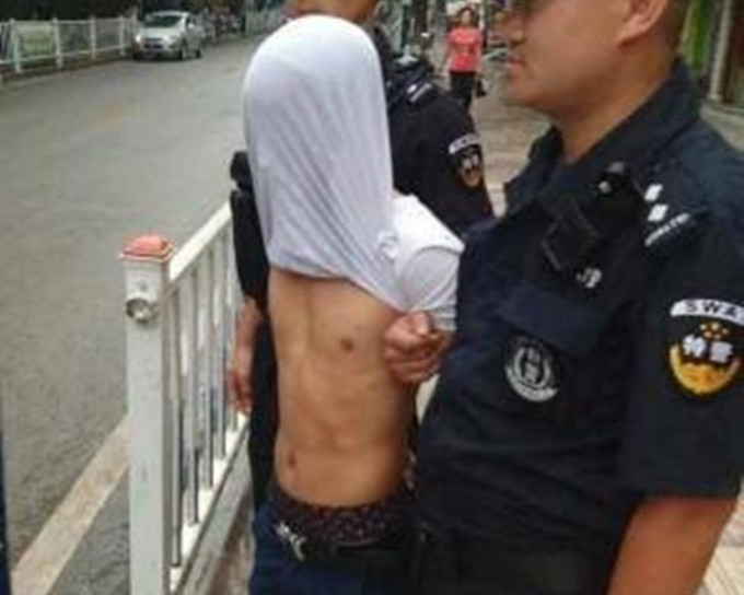 男子被捕后以衫遮样。网上图片