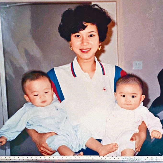 超蓮分享媽咪年輕時抱住他們兩姐弟的照片，為媽媽慶生。