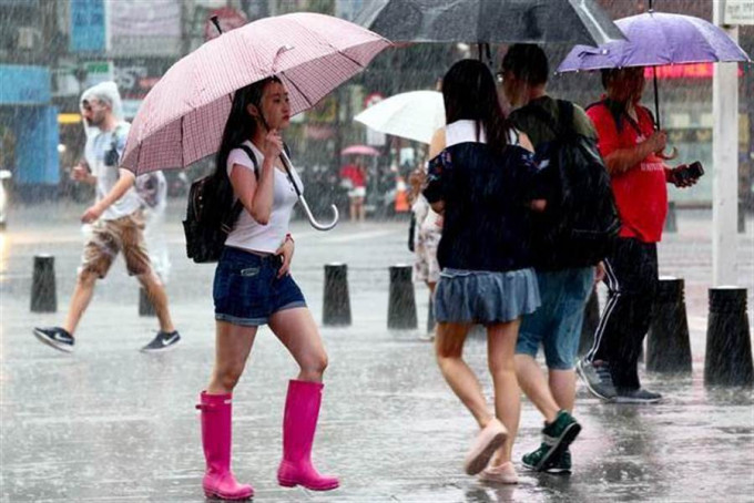 台湾气象局料星期五发布海上台风警报。网上图片