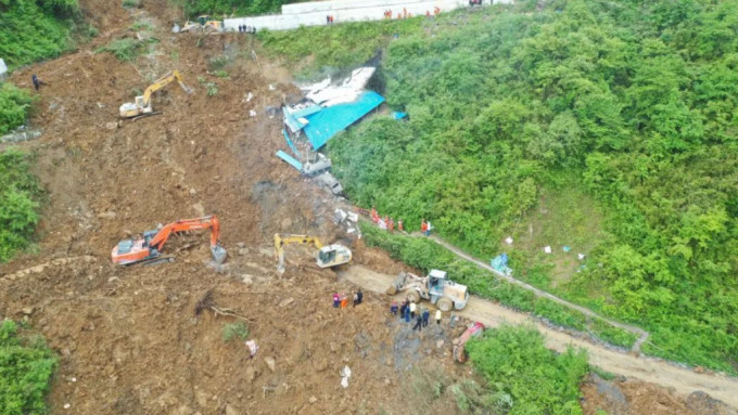 四川乐山金口河区今早发生山泥倾泻，造成19人身亡。(央视新闻)
