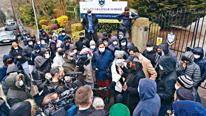 ■数十人在巴特利文法学校外示威。