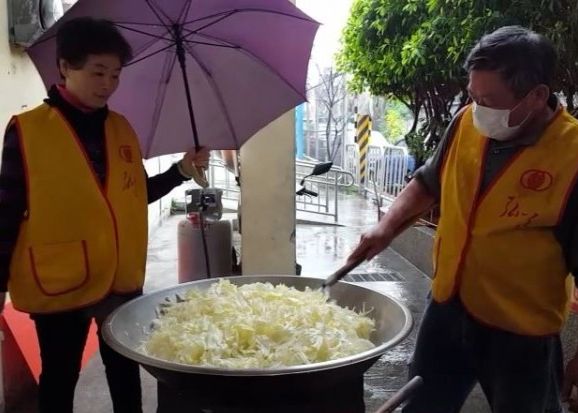 台湾一些义工平常都炒菜给长者食。图：自由时报